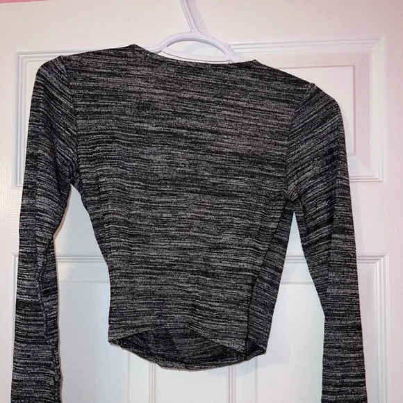 Cropped black and white long sleeve v-neck top - Picture 2 of 4